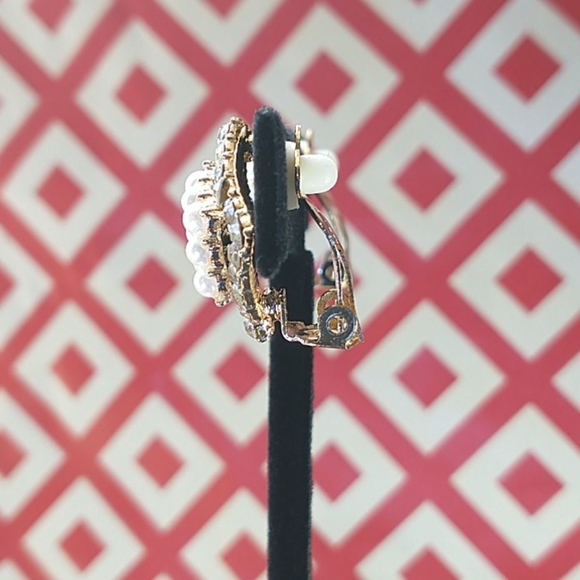 Gold tone Rhinestone Pearl clip-on earrings - Picture 3 of 4